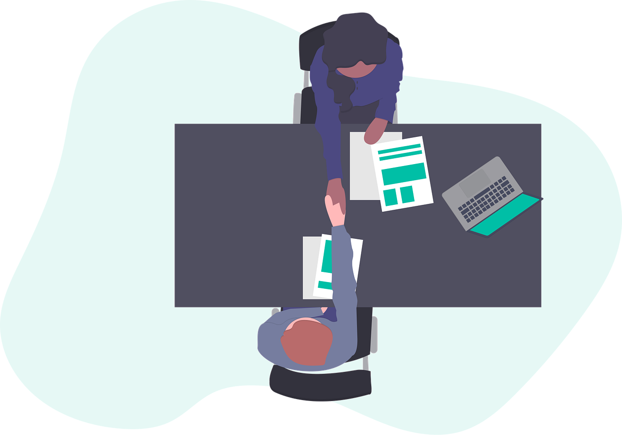 Zwei Personen die sich die Hände schütteln.